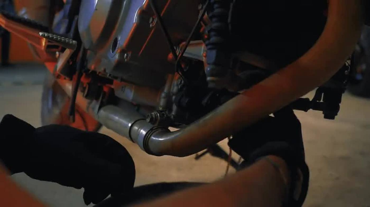 Meccanico al lavoro su una moto