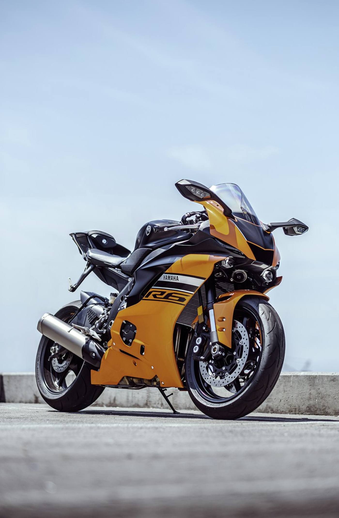 Moto sportiva gialla